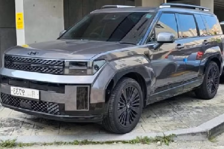 Dựa vào hình ảnh chính thức được công bố vào tuần trước, chữ "2.5T" gắn trên đuôi xe cho thấy SantaFe 2024 còn có bản sử dụng động cơ 4 xy-lanh tăng áp, dung tích 2.5L nữa. Bước sang thế hệ thứ 5, Hyundai SantaFe 2024 bản hybrid có ngoại hình được thay đổi toàn diện, theo hướng vuông vức hơn và gợi liên tưởng đến SUV hạng sang Land Rover.