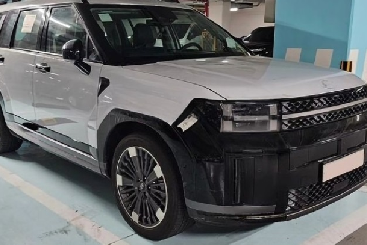 Hyundai Sant Fe 2024 còn được trang bị hốc bánh mở rộng, thiết kế vuông vức, nổi bật hơn thế hệ tiền nhiệm. Theo hình ảnh rò rỉ, mỗi phiên bản của xe sẽ sở hữu một loại vành la-zăng, đa chấu khác nhau. Xung quanh xe là những bề mặt bằng phẳng và nóc dốc dần về phía sau, đi kèm baga màu đen khỏe khoắn.