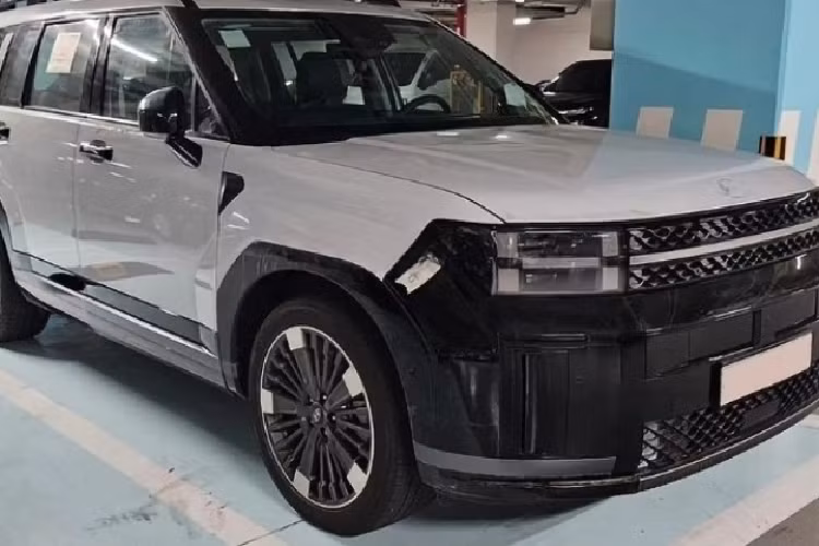 Hyundai Sant Fe 2024 còn được trang bị hốc bánh mở rộng, thiết kế vuông vức, nổi bật hơn thế hệ tiền nhiệm. Theo hình ảnh rò rỉ, mỗi phiên bản của xe sẽ sở hữu một loại vành la-zăng, đa chấu khác nhau. Xung quanh xe là những bề mặt bằng phẳng và nóc dốc dần về phía sau, đi kèm baga màu đen khỏe khoắn.