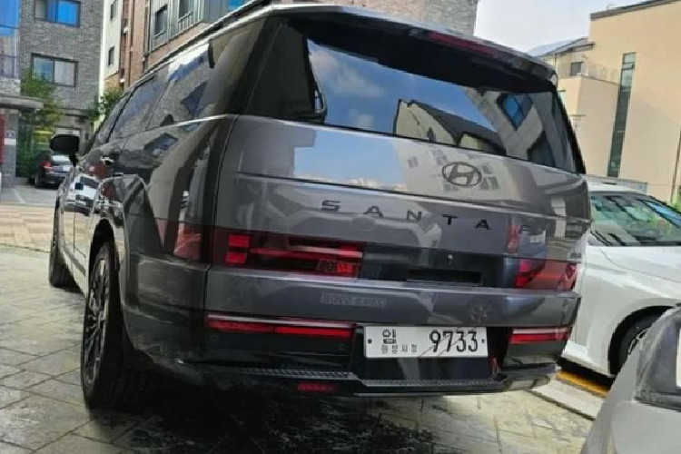 Tuy nhiên, dựa vào hình ảnh mới đây được hé lộ có thể thấy, ở thế hệ mới, xe đã được gia tăng đáng kể về kích thước, điều này mang đến sự đa dụng cũng như trải nghiệm khách hàng cao cấp hơn.