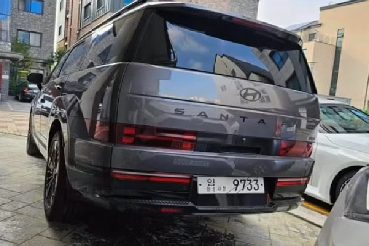 Tuy nhiên, dựa vào hình ảnh mới đây được hé lộ có thể thấy, ở thế hệ mới, xe đã được gia tăng đáng kể về kích thước, điều này mang đến sự đa dụng cũng như trải nghiệm khách hàng cao cấp hơn.