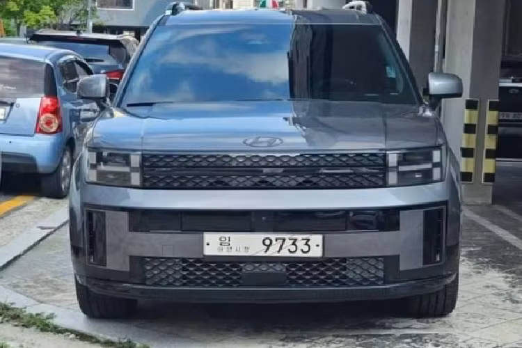 Đường chân kính của xe cũng không còn hất lên ở cột C mà kéo thẳng về phía đuôi xe. Sau xe có đèn hậu được thiết kế với đồ họa chữ “H”. Dải đèn này được chuyển xuống thấp, gần khu vực nắp cốp. Trên SantaFe 2024, gạt mưa ở đuôi xe có thể được đặt ẩn sau cánh gió. Hiện hãng xe Hàn Quốc Hyundai chưa công bố kích thước của SantaFe mới.