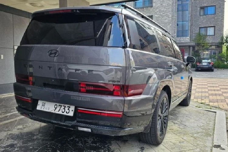 Theo hãng Hyundai, mẫu SUV hạng trung này sở hữu thiết kế cao cấp hơn và được tối ưu hóa cho những ai đam mê các hoạt động ngoài trời. Đầu xe gây ấn tượng với đèn pha dạng hình chữ “H” độc đáo, khá giống với đèn pha trên mẫu SUV Hyundai Exter ra mắt tại Ấn Độ. Ở thế hệ mới, logo của xe không còn nằm trong lưới tản nhiệt như cũ mà đưa lên nắp ca-pô. Ngoài ra, xe có thanh đèn chạy ngang song song với viền ca pô.