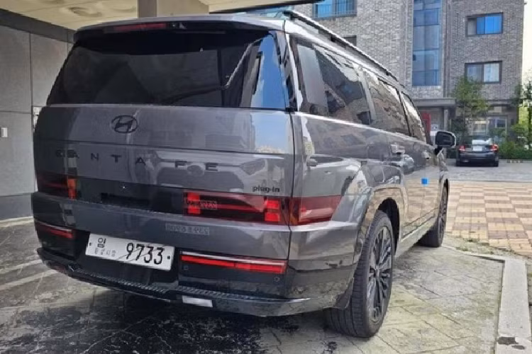 Theo hãng Hyundai, mẫu SUV hạng trung này sở hữu thiết kế cao cấp hơn và được tối ưu hóa cho những ai đam mê các hoạt động ngoài trời. Đầu xe gây ấn tượng với đèn pha dạng hình chữ “H” độc đáo, khá giống với đèn pha trên mẫu SUV Hyundai Exter ra mắt tại Ấn Độ. Ở thế hệ mới, logo của xe không còn nằm trong lưới tản nhiệt như cũ mà đưa lên nắp ca-pô. Ngoài ra, xe có thanh đèn chạy ngang song song với viền ca pô.