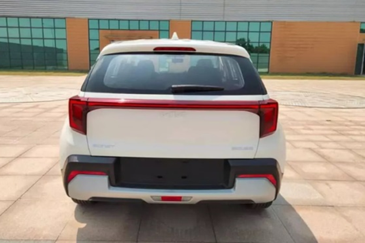 Động cơ xăng 1.2L sẽ đi kèm với hộp số sàn 5 cấp. Trong khi đó, 2 động cơ còn lại sẽ đi với hộp số sàn không chân côn iMT 6 cấp, hộp số tự động 6 cấp hoặc hộp số tự động ly hợp kép 7 cấp. Theo nhiều nguồn tin, Kia Sonet bản máy dầu, số sàn cũng sẽ bán ra tại thị trường Ấn Độ.