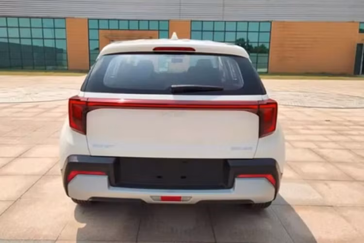 Động cơ xăng 1.2L sẽ đi kèm với hộp số sàn 5 cấp. Trong khi đó, 2 động cơ còn lại sẽ đi với hộp số sàn không chân côn iMT 6 cấp, hộp số tự động 6 cấp hoặc hộp số tự động ly hợp kép 7 cấp. Theo nhiều nguồn tin, Kia Sonet bản máy dầu, số sàn cũng sẽ bán ra tại thị trường Ấn Độ.