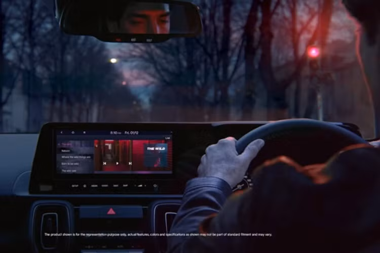 Xe có màu nội thất mới, đi cùng bảng đồng hồ kỹ thuật số và các nút bấm chỉnh điều hòa được tinh chỉnh. Kia Sonet 2024 còn được trang bị hệ thống loa Bose cao cấp. Nếu bán tại Việt Nam, trang bị mới này có phần nhỉnh hơn đối thủ Toyota Raize.