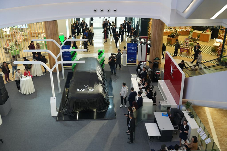 VinFast VF9 đảm bảo mang đến trải nghiệm đẳng cấp, tiện nghi và đậm chất công nghệ cho tất cả các vị trí trong xe. Xe cũng được tích hợp hệ thống trợ lái nâng cao (ADAS) với một số tính năng cấp độ 2, bộ ứng dụng tiện ích và giải trí thông minh (Smart Services) liên tục được cập nhật.