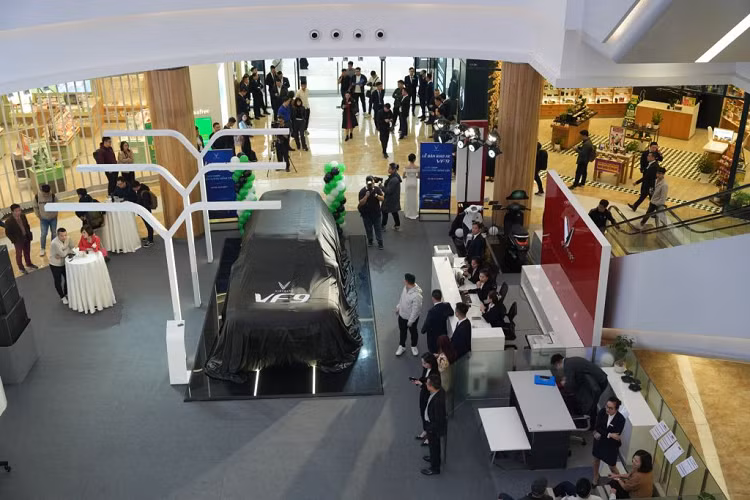 VinFast VF9 đảm bảo mang đến trải nghiệm đẳng cấp, tiện nghi và đậm chất công nghệ cho tất cả các vị trí trong xe. Xe cũng được tích hợp hệ thống trợ lái nâng cao (ADAS) với một số tính năng cấp độ 2, bộ ứng dụng tiện ích và giải trí thông minh (Smart Services) liên tục được cập nhật.