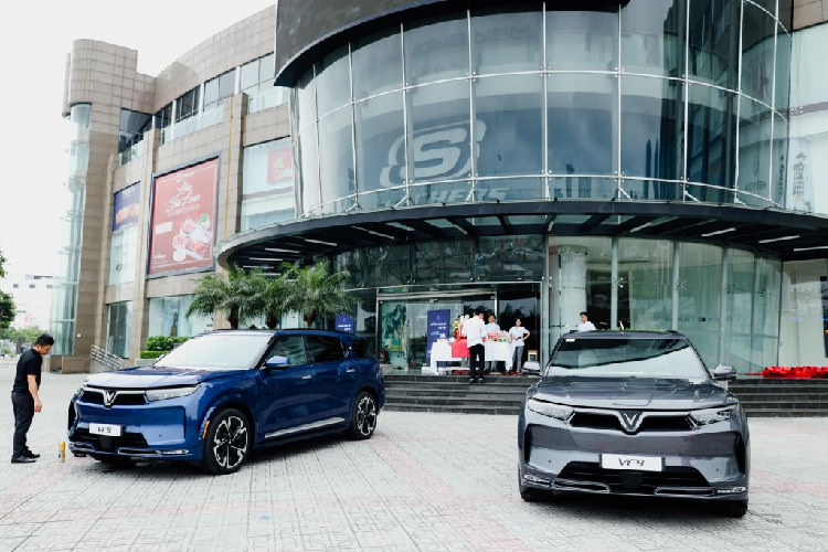 Việc VinFast VF9 chạy điện được bàn giao cho khách hàng Việt chỉ sau hơn một năm ra mắt đã khẳng định năng lực triển khai và tốc độ khác biệt của hãng trên thị trường ôtô thế giới.