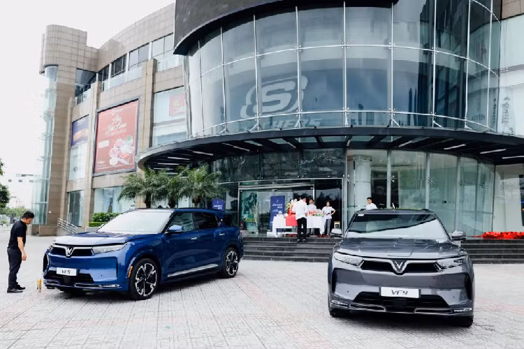 Việc VinFast VF9 chạy điện được bàn giao cho khách hàng Việt chỉ sau hơn một năm ra mắt đã khẳng định năng lực triển khai và tốc độ khác biệt của hãng trên thị trường ôtô thế giới.