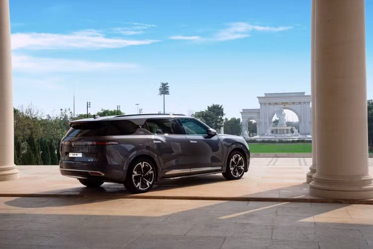 Dự kiến trong tháng 4/2023, VinFast sẽ xuất khẩu lô xe VF8 thứ hai tới thị trường quốc tế, đồng thời bàn giao xe VF5 Plus tại thị trường Việt Nam. Tiếp theo đó là các kế hoạch xuất khẩu xe Vinfast VF9 và mở bán VF6, VF7 trong các tháng tới”.