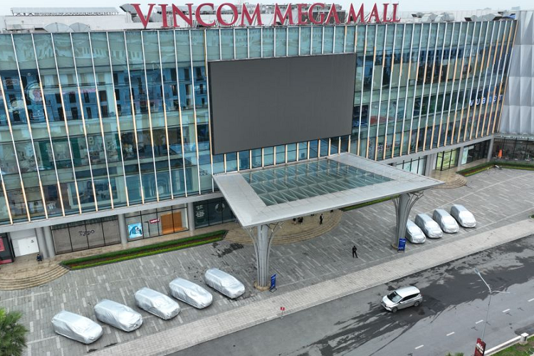 Cùng với tuỳ chọn trần kính toàn cảnh (phiên bản Plus), hai hàng ghế trước tích hợp massage, thông gió và sưởi (bản Plus), màn hình giải trí trung tâm 15,6 inch, màn hình giải trí 8 inch cho hàng ghế thứ hai (bản Plus), màn hình hiển thị HUD trên kính lái, gương chiếu hậu ngoài xe chống chói tự động (bản Plus)…