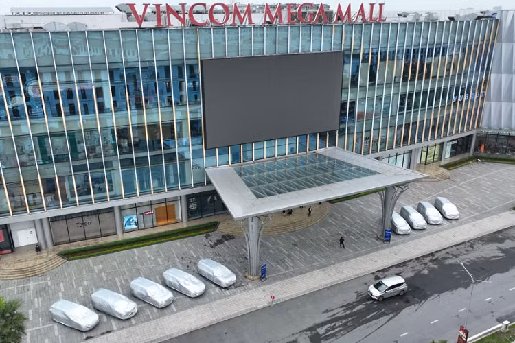 Cùng với tuỳ chọn trần kính toàn cảnh (phiên bản Plus), hai hàng ghế trước tích hợp massage, thông gió và sưởi (bản Plus), màn hình giải trí trung tâm 15,6 inch, màn hình giải trí 8 inch cho hàng ghế thứ hai (bản Plus), màn hình hiển thị HUD trên kính lái, gương chiếu hậu ngoài xe chống chói tự động (bản Plus)…