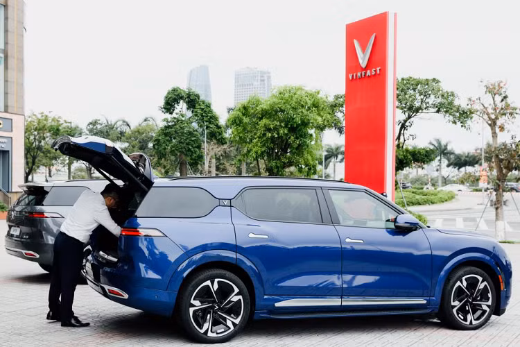 Song song với các dòng sản phẩm đẳng cấp, VinFast cũng đã quy hoạch hạ tầng 150.000 cổng sạc ôtô, xe máy điện trên khắp Việt Nam, cùng hệ thống 89 showroom, đại lý, xưởng dịch vụ phủ khắp 63 tỉnh, thành.