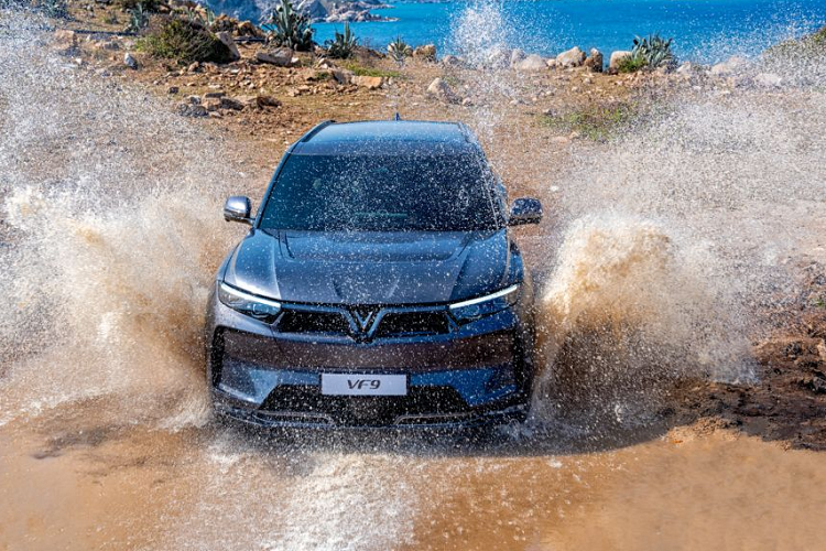 Ngoài thiết kế 6 chỗ ngồi, VinFast VF9 còn có tuỳ chọn 7 chỗ ngồi, dự kiến sẽ được bàn giao đến khách hàng trong thời gian tới. VinFast cũng sẽ liên tục tổ chức các chương trình lái thử ô tô điện tại các showroom, đại lý trên toàn quốc để đông đảo khách hàng có cơ hội trải nghiệm các dòng xe thông minh, đẳng cấp mang thương hiệu Việt.