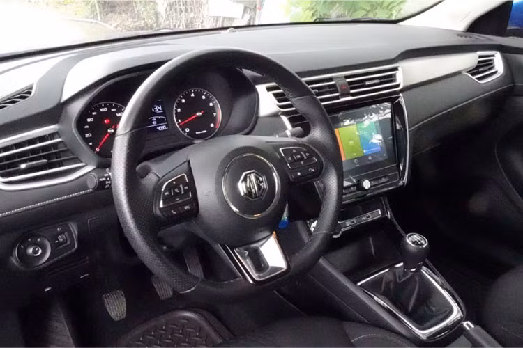 Nhiều khả năng MG5 MT ở Việt Nam sẽ dùng động cơ xăng 4 xi-lanh, hút khí tự nhiên, dung tích 1.5L, sản sinh công suất tối đa 112 mã lực và mô-men xoắn cực đại 150 Nm. Động cơ này kết hợp với hộp số sàn 5 cấp và hệ dẫn động cầu trước. Giá bán chính thức của MG RX5 và MG5 MT tại Việt Nam chưa được công bố.