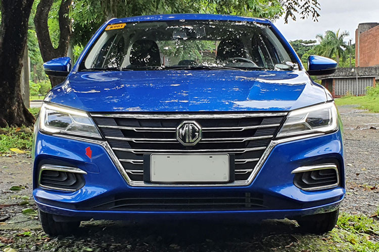 Trái ngược với MG RX5, MG5 MT lại là sedan hạng C. Tuy có cùng tên gọi với mẫu xe đang bán ở Việt Nam nhưng MG5 MT lại sở hữu thiết kế khác biệt. Nguyên nhân là bởi MG5 MT thuộc thế hệ cũ, đã ra mắt tại Trung Quốc từ năm 2020.