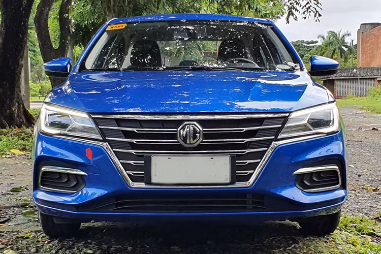 Trái ngược với MG RX5, MG5 MT lại là sedan hạng C. Tuy có cùng tên gọi với mẫu xe đang bán ở Việt Nam nhưng MG5 MT lại sở hữu thiết kế khác biệt. Nguyên nhân là bởi MG5 MT thuộc thế hệ cũ, đã ra mắt tại Trung Quốc từ năm 2020.