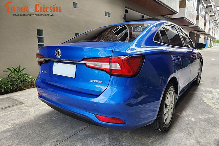 MG5 MT được trang bị lưới tản nhiệt hình thang ngược cỡ lớn với những nan mạ crôm nằm ngang, đèn pha Halogen, đèn hậu nhỏ gọn, vành thép hoặc hợp kim, 3 chấu với thiết kế vát đáy thể thao, tích hợp phím chức năng, bảng đồng hồ analog kết hợp màn hình đa thông tin, màn hình cảm ứng trung tâm có kích thước khoảng 8 inch, nằm bên dưới cửa gió điều hòa và ghế bọc nỉ.