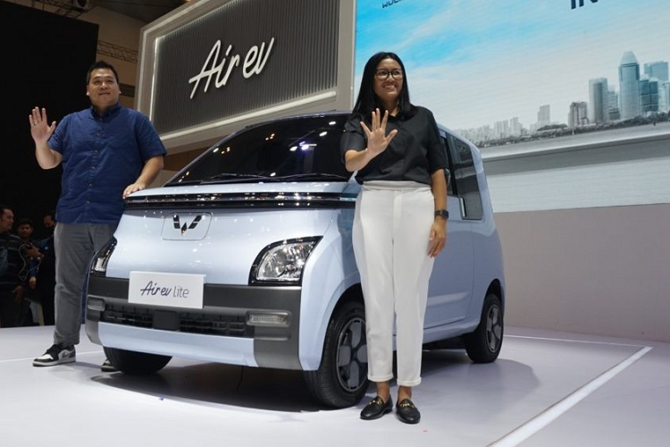 Theo Wuling, Lite là bản tiêu chuẩn mới của dòng xe điện Air ev ở thị trường Indonesia. Ông Dian hi vọng Air ev Lite sẽ trở thành câu trả lời cho nhu cầu mua ôtô điện ở Indonesia và có thể tiếp cận nhiều khách hàng hơn ở các khu vực khác nhau của đảo quốc này. Tại thị trường Indonesia, giá xe Wuling Air ev Lite 2023 là 206 triệu Rupiah (khoảng 325 triệu đồng). Sau khi trừ ưu đãi còn 188 triệu Rupiah (297 triệu đồng).