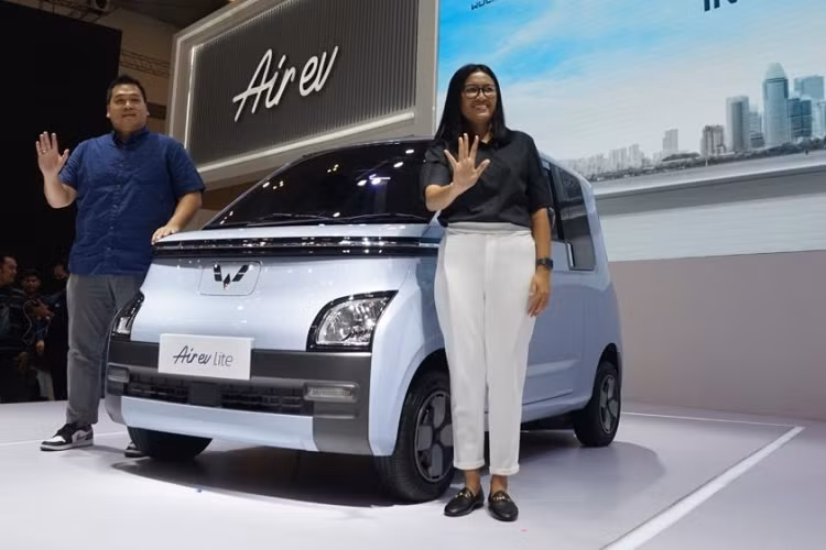 Theo Wuling, Lite là bản tiêu chuẩn mới của dòng xe điện Air ev ở thị trường Indonesia. Ông Dian hi vọng Air ev Lite sẽ trở thành câu trả lời cho nhu cầu mua ôtô điện ở Indonesia và có thể tiếp cận nhiều khách hàng hơn ở các khu vực khác nhau của đảo quốc này. Tại thị trường Indonesia, giá xe Wuling Air ev Lite 2023 là 206 triệu Rupiah (khoảng 325 triệu đồng). Sau khi trừ ưu đãi còn 188 triệu Rupiah (297 triệu đồng).