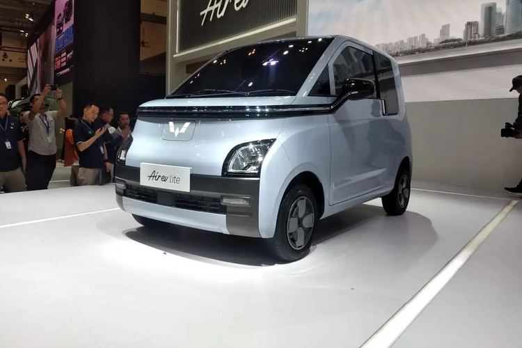 Bên trong xe, Wuling Air ev Lite sở hữu những trang bị như bảng đồng hồ kỹ thuật số với màn hình 7 inch, vô lăng bọc da 2 chấu tích hợp một vài phím chức năng, núm xoay chuyển số, phanh tay chỉnh cơ, giá để ly đặt trước cửa gió điều hòa để làm mát đồ uống và khởi động máy bằng chìa khóa cơ. Bản tiêu chuẩn này thiếu những trang bị như bảng đồng hồ kỹ thuật số và màn hình cảm ứng trung tâm cùng có kích thước 10,25 inch hay phanh tay điện tử.
