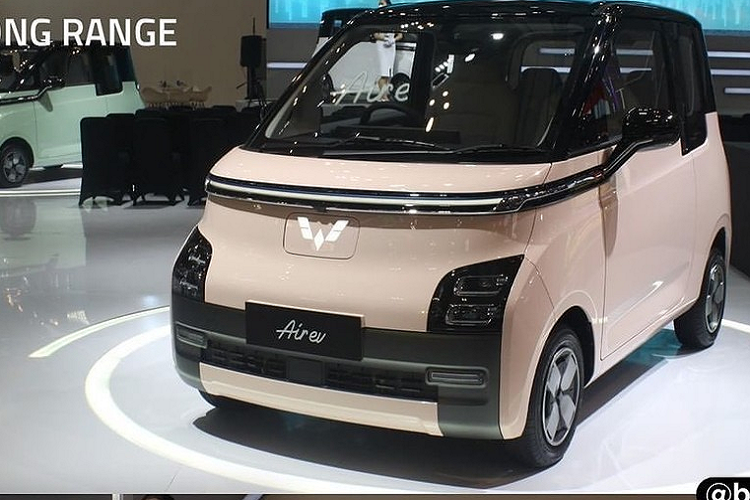 Wuling Air ev là mẫu ôtô điện giá rẻ đã bắt đầu bán ở thị trường Indonesia từ năm 2022 với 2 phiên bản Standard Range và Long Range. Đến nay, khi tham gia triển lãm Ô tô Quốc tế Gaikindo Indonesia (GIIAS) 2023, thương hiệu Wuling của liên doanh SAIC-GM-Wuling đã vén màn phiên bản mang tên Wuling Air ev Lite 2023 mới.