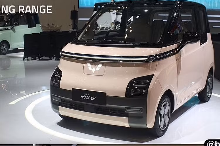 Wuling Air ev là mẫu ôtô điện giá rẻ đã bắt đầu bán ở thị trường Indonesia từ năm 2022 với 2 phiên bản Standard Range và Long Range. Đến nay, khi tham gia triển lãm Ô tô Quốc tế Gaikindo Indonesia (GIIAS) 2023, thương hiệu Wuling của liên doanh SAIC-GM-Wuling đã vén màn phiên bản mang tên Wuling Air ev Lite 2023 mới.