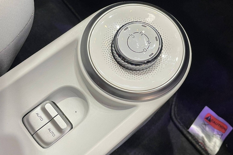 Trang bị an toàn của mẫu xe điện Wuling Air ev của Trung Quốc này bao gồm phanh đĩa trên bánh trước, phanh tang trống phía sau, 2 túi khí trước, hệ thống chống bó cứng phanh ABS, phân bổ lực phanh điện tử EBD, hệ thống cân bằng điện tử, camera lùi và cảm biến phía sau.