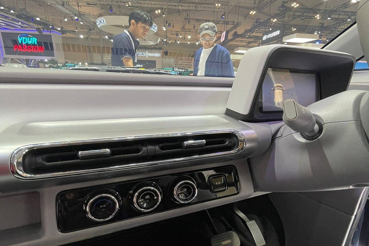 Trong khi đó, pin của xe được bảo hành 8 năm hoặc 120.000 km, tùy theo điều kiện nào đến trước. Wuling Air ev hiện là mẫu ô tô điện bán chạy nhất tại thị trường Indonesia, sau đó mới đến Hyundai Ioniq 5.