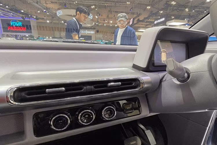 Trong khi đó, pin của xe được bảo hành 8 năm hoặc 120.000 km, tùy theo điều kiện nào đến trước. Wuling Air ev hiện là mẫu ô tô điện bán chạy nhất tại thị trường Indonesia, sau đó mới đến Hyundai Ioniq 5.