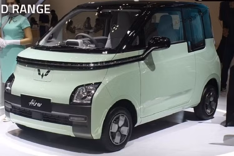 "Là một trong những nhà sản xuất ôtô điện ở đất nước này, chúng tôi thấy xu hướng xe điện ngày càng gia tăng là một cơ hội để giới thiệu những sản phẩm dễ tiếp cận với mọi người và có thể sử dụng cho những mục đích khác nhau", ông Dian Asmahani, Giám đốc thương hiệu và marketing của Wuling Indonesia, phát biểu trong triển lãm GIIAS 2023 vào hôm 14/8 vừa qua.