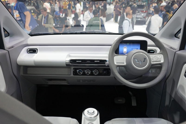 Tương tự 2 phiên bản còn lại, Wuling Air ev Lite cũng có 5 màu sắc là hồng, trắng, xanh dương, xanh bạc hà và vàng khá trẻ trung, "bắt trend". Xe được bảo hành 3 năm hoặc 100.000 km, tùy theo điều kiện nào đến trước.