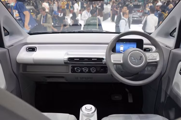 Tương tự 2 phiên bản còn lại, Wuling Air ev Lite cũng có 5 màu sắc là hồng, trắng, xanh dương, xanh bạc hà và vàng khá trẻ trung, "bắt trend". Xe được bảo hành 3 năm hoặc 100.000 km, tùy theo điều kiện nào đến trước.