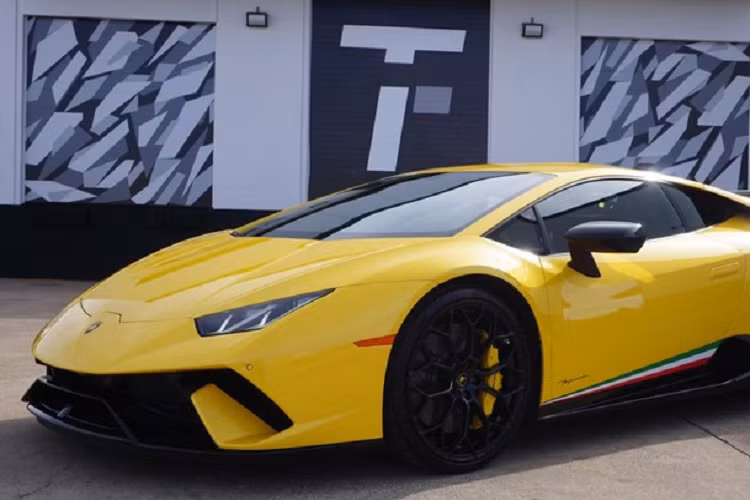 Nhưng mới đây, trên mạng xã hội đã xuất hiện video quay lại chiếc xe Lamborghini Huracan Performante tại Hải Phòng và cũng hé lộ số phận của siêu xe hiệu suất cao này. Một số thông tin cho rằng, chiếc xe Lamborghini Huracan Performante đầu tiên tại Việt Nam không thể hoàn thành các thủ tục thông quan nên đã tái xuất sang nước khác.
