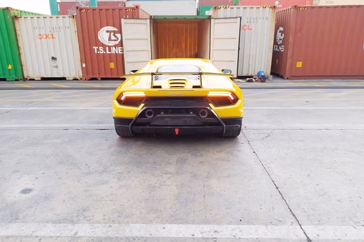 Nhiều người mê xe sau đó chờ đợi ngày chiếc siêu xe Lamborghini Huracan Performante được thông quan, mang về đại lý chính hãng trưng bày và lăn bánh trên đường cùng chủ nhân, tuy nhiên, trong 3 năm qua, thông tin về chiếc siêu xe phiên bản hiệu suất cao nhà Lamborghini Huracan vẫn biệt tăm, khiến không ít người khó hiểu.