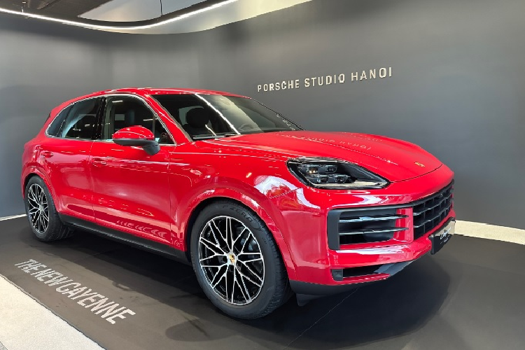 Porsche Cayenne 2024 được trang bị bộ mâm 20 inch lớn hơn. Đồng thời, hãng cũng bổ sung thêm tuỳ chọn la-zăng từ 20 - 22 inch. Về nội thất, khoang cabin của xe gây ấn tượng với sự xuất hiện của 3 màn hình gồm bảng đồng hồ số 12,6 inch, thông tin giải trí 12,3 inch và màn hình hành khách 10,9 inch dưới dạng tùy chọn.