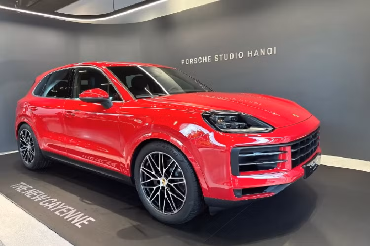 Porsche Cayenne 2024 được trang bị bộ mâm 20 inch lớn hơn. Đồng thời, hãng cũng bổ sung thêm tuỳ chọn la-zăng từ 20 - 22 inch. Về nội thất, khoang cabin của xe gây ấn tượng với sự xuất hiện của 3 màn hình gồm bảng đồng hồ số 12,6 inch, thông tin giải trí 12,3 inch và màn hình hành khách 10,9 inch dưới dạng tùy chọn.