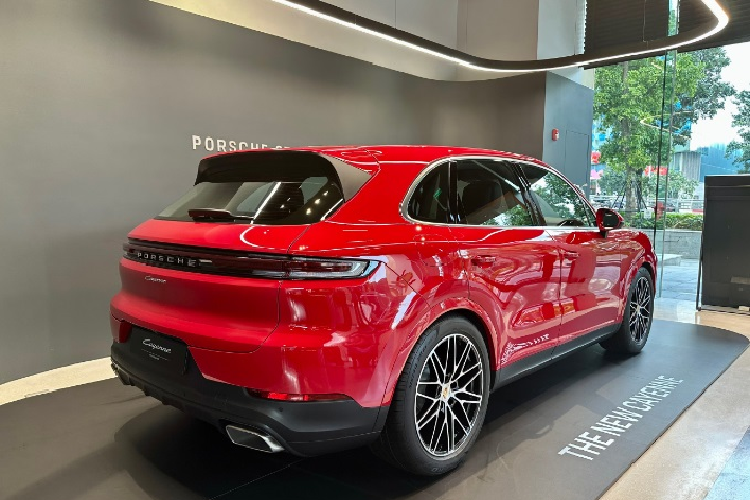 Ngoài những thay đổi trên, điểm đáng chú ý khác của Porsche Cayenne 2024 còn đến từ bộ khung gầm mới và bộ giảm chấn thích ứng PASM tiêu chuẩn giúp cải thiện khả năng xử lý và phản hồi. Hệ thống treo khí nén thích ứng mới sẽ được cung cấp dưới dạng tuỳ chọn.