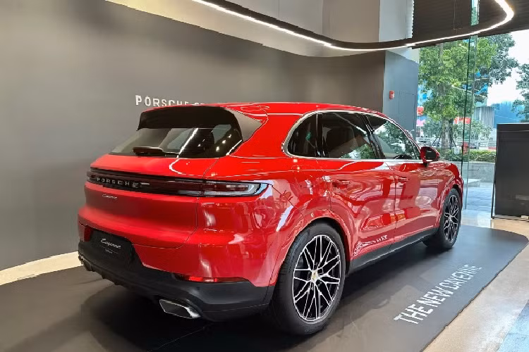Ngoài những thay đổi trên, điểm đáng chú ý khác của Porsche Cayenne 2024 còn đến từ bộ khung gầm mới và bộ giảm chấn thích ứng PASM tiêu chuẩn giúp cải thiện khả năng xử lý và phản hồi. Hệ thống treo khí nén thích ứng mới sẽ được cung cấp dưới dạng tuỳ chọn.