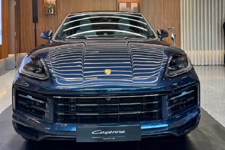 Thứ hai là phiên bản Cayenne S được trang bị động cơ tăng áp kép V8 4,0 lít với công suất tối đa 468 mã lực và mô-men xoắn 600 Nm. Động cơ này giúp cả hai biến thể SUV và SUV Coupé tăng tốc đạt 100 km/giờ trong 4,7 giây. Tốc độ tối đa đạt 273 km/giờ.