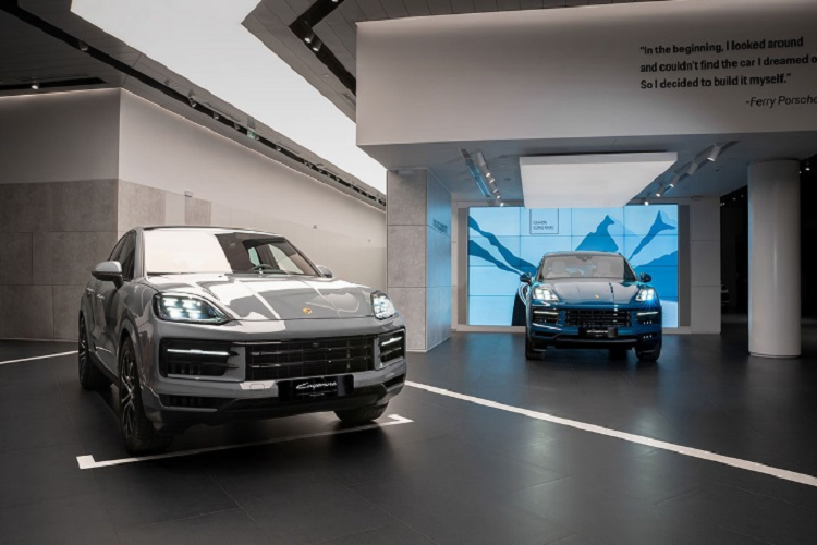 Trong khi, đèn pha HD Matrix LED là tùy chọn, hứa hẹn sẽ cho khả năng chiếu sáng gấp đôi so với trước đây. Phía đuôi xe có cụm đèn hậu được thiết kế lại với đồ hoạ mới. Dòng chữ Porsche đã được làm nổi khối 3D tách biệt khỏi cụm đèn hậu, còn khu vực lắp biển số đã được dịch chuyển xuống khu vực cản sau.