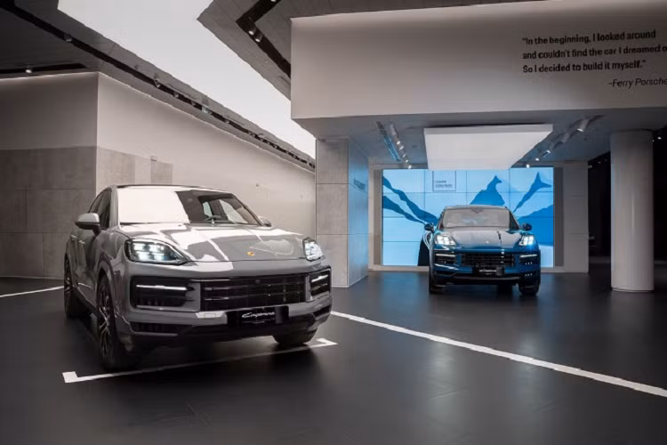 Trong khi, đèn pha HD Matrix LED là tùy chọn, hứa hẹn sẽ cho khả năng chiếu sáng gấp đôi so với trước đây. Phía đuôi xe có cụm đèn hậu được thiết kế lại với đồ hoạ mới. Dòng chữ Porsche đã được làm nổi khối 3D tách biệt khỏi cụm đèn hậu, còn khu vực lắp biển số đã được dịch chuyển xuống khu vực cản sau.