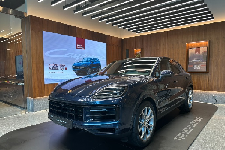 Theo đó, tại Việt Nam, Porsche Cayenne 2024 mới sẽ được phân phối với 3 phiên bản gồm: Tiêu chuẩn, S và Turbo GT cùng với 2 biến thể SUV và Coupe SUV, xe có giá bán dao động từ 5,560 - 14,360 tỷ đồng. Ở lần nâng cấp này, Porsche Cayenne 2024 được tinh chỉnh khá nhiều ở ngoại thất lẫn nội thất.