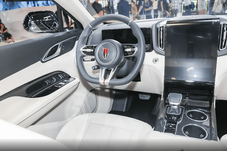 Xe có thiết kế mới với cụm đèn pha LED hình chữ C đẹp mắt, tiếp đến là lưới tản nhiệt cỡ lớn, với các thanh nan dựng dọc, 2 bên có thêm hốc gió. Vòng ra bên hông, điểm nhấn mạnh nhất của xe chính là bộ mâm đa chấu kép, sẽ được cung cấp 2 tùy chọn kích thước 19 inch và 20 inch.