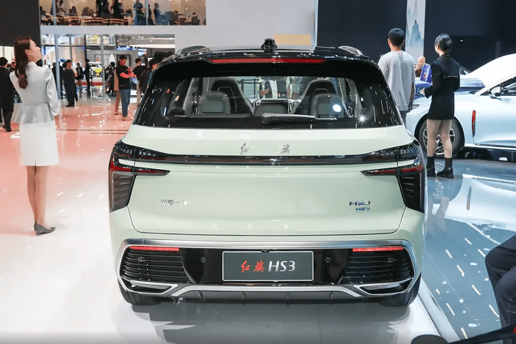 Hình dạng của đèn hậu trên xe Hồng Kỳ HS3 thế hệ mới cũng rất đặc trưng và áp dụng thiết kế kiểu xuyên suốt, khá giống với Hồng Kỳ E-HS9, mẫu SUV đã bán chính hãng tại Việt Nam. Tiếp theo đó là viền dưới trông rất dày dặn, ống xả kép bố trí 2 bên.