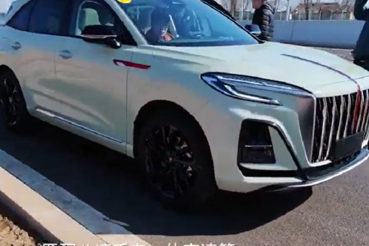 Về sức mạnh, chiếc xe được trang bị động cơ 2.0T thế hệ thứ ba do Hongqi phát triển độc lập, với công suất tối đa 252 mã lực. Hiện tại, động cơ này đã được sử dụng trên Hồng Kỳ HQ9 nên dự kiến trong tương lai, chiếc xe mới cũng sẽ có động cơ 48V và hộp số 8AT để tương xứng. Hiện giá xe Hồng Kỳ HS3 2023 chưa được công bố.