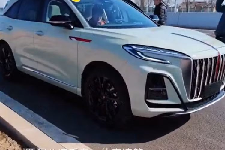 Về sức mạnh, chiếc xe được trang bị động cơ 2.0T thế hệ thứ ba do Hongqi phát triển độc lập, với công suất tối đa 252 mã lực. Hiện tại, động cơ này đã được sử dụng trên Hồng Kỳ HQ9 nên dự kiến trong tương lai, chiếc xe mới cũng sẽ có động cơ 48V và hộp số 8AT để tương xứng. Hiện giá xe Hồng Kỳ HS3 2023 chưa được công bố.