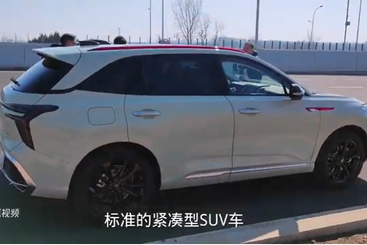 Nội thất của xe Hồng Kỳ HS3 2023 sẽ được trang bị vô-lăng 3 chấu đa chức năng, phía trước là bảng đồng hồ LCD toàn phần, ngoài ra còn có màn hình giải trí kích thước lớn ở chính giữa cụm điều khiển trung tâm, đặt dọc, ở 2 bên màn hình là cửa gió điều hòa.